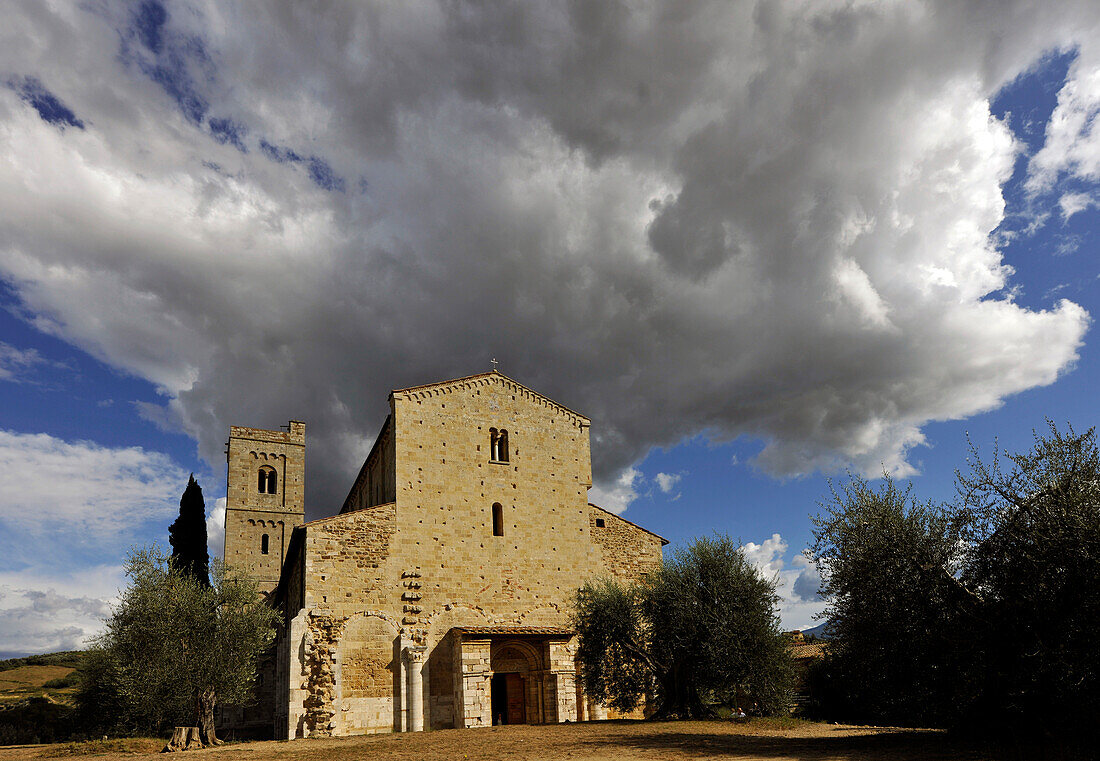 Abtei Sant'Antimo unter Wolkenhimmel, Provinz Siena, Toskana, Italien, Europa