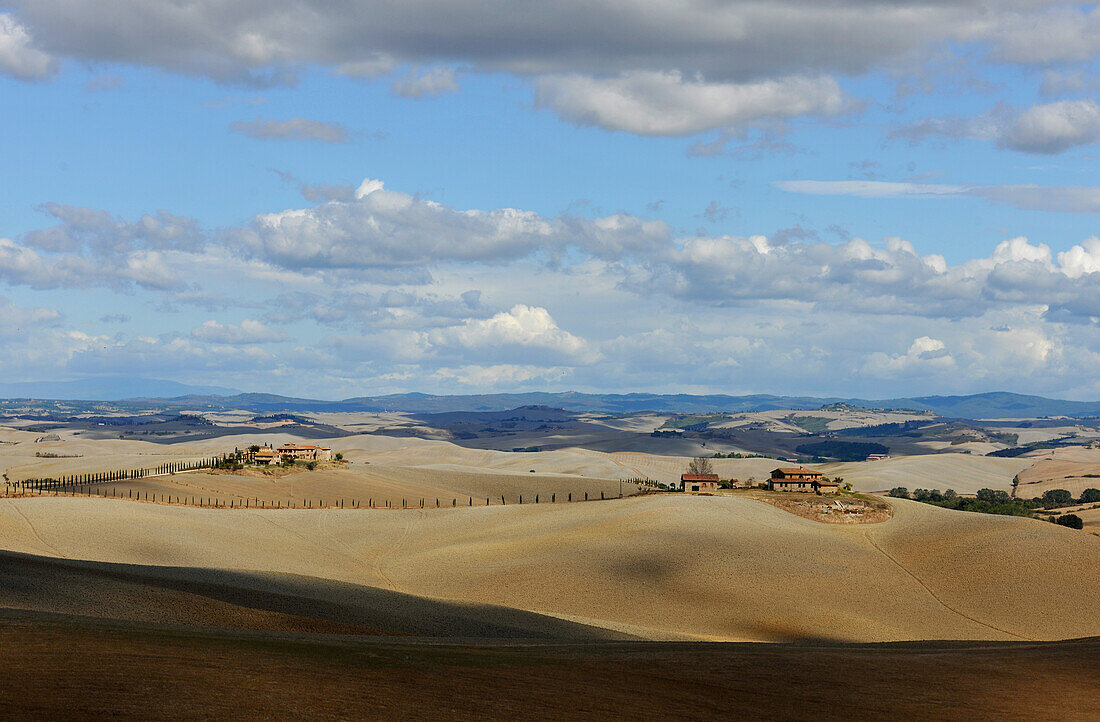 Hügellandschaft unter Wolkenhimmel, Crete, Toskana, Italien, Europa