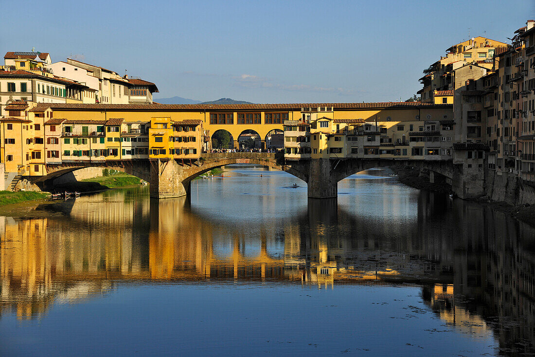 Ponte Vecchio über dem Arno im Sonnenlicht, Florenz, Toskana, Italien, Europa