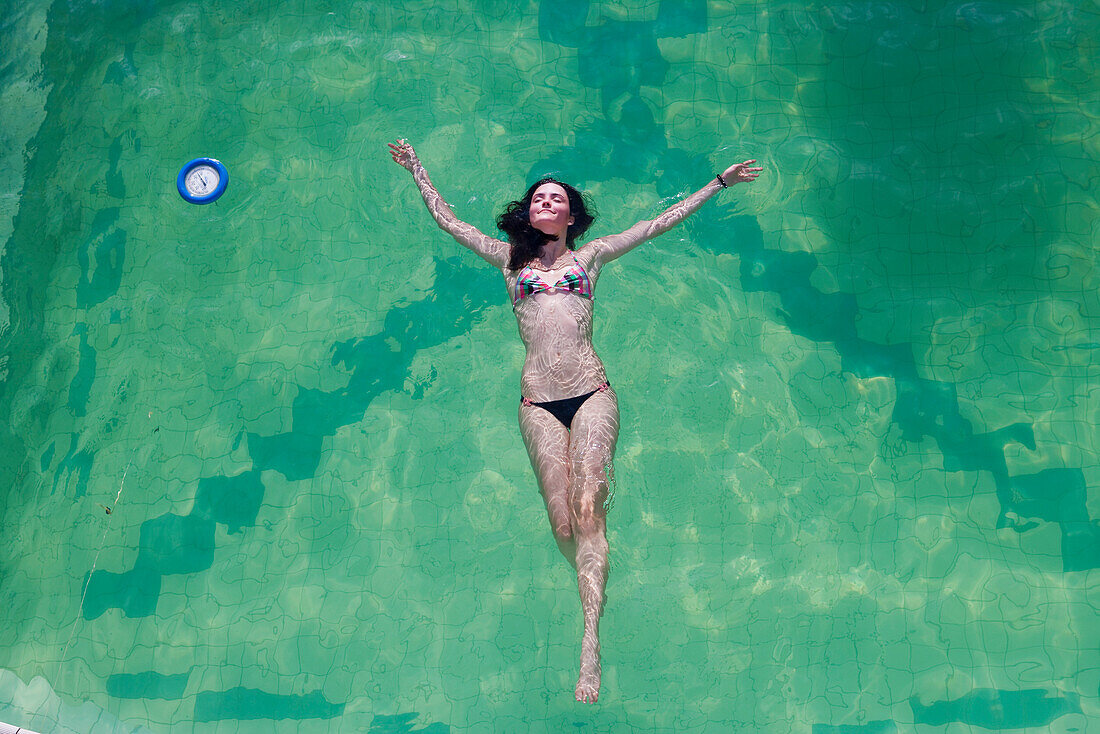 Frau schwimmt im Pool von Kreuzfahrtschiff MS Astor (Transocean Kreuzfahrten) während einer Kreuzfahrt durch die Ostsee, nahe Dänemark, Europa, MR