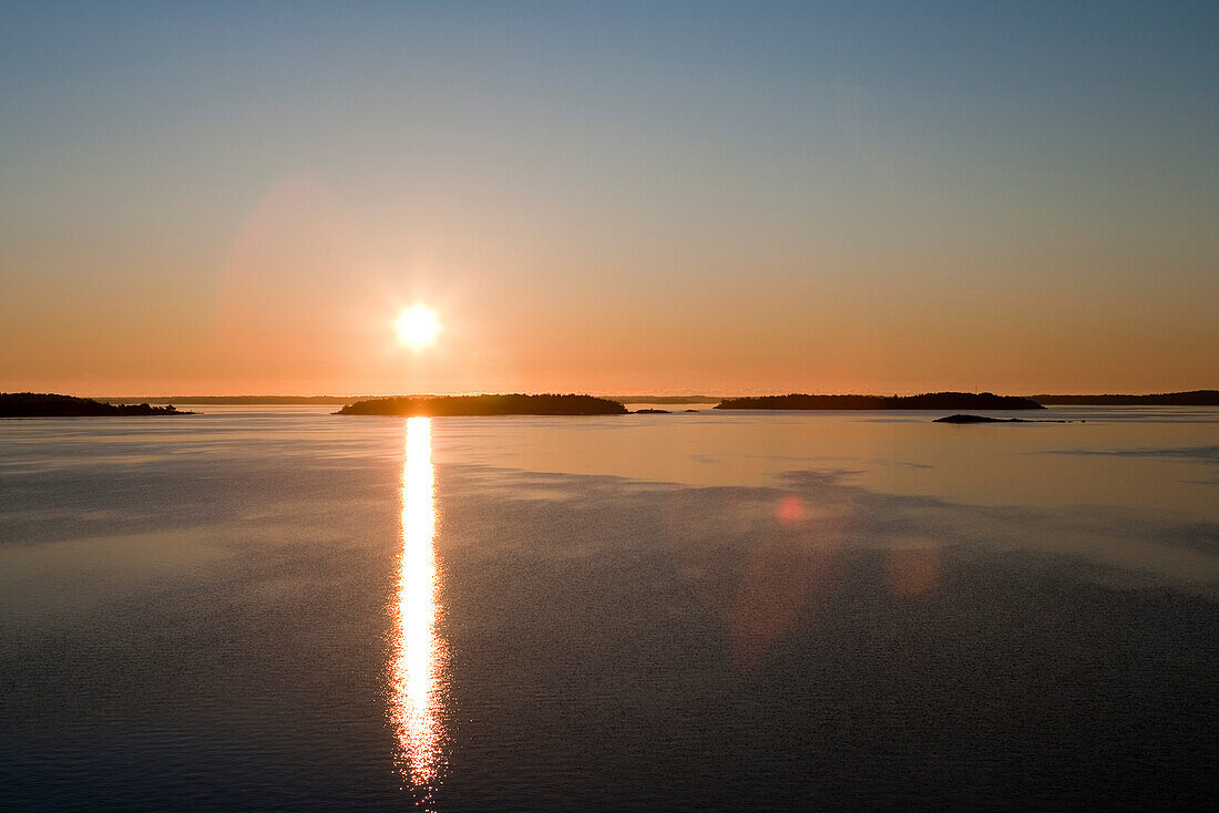 Sonnenaufgang über den Stockholmer Schären, Blick von Kreuzfahrtschiff MS Astor, Transocean Kreuzfahrten, während einer Kreuzfahrt durch die Ostsee, nahe Stockholm, Schweden, Europa