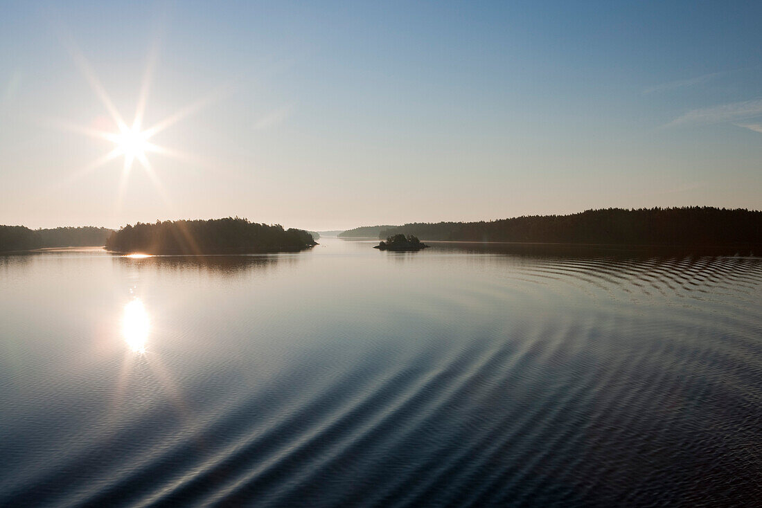 Sonnenaufgang über Stockholmer Schären, Blick von Kreuzfahrtschiff MS Astor, Transocean Kreuzfahrten, während einer Kreuzfahrt durch die Ostsee, nahe Stockholm, Schweden, Europa