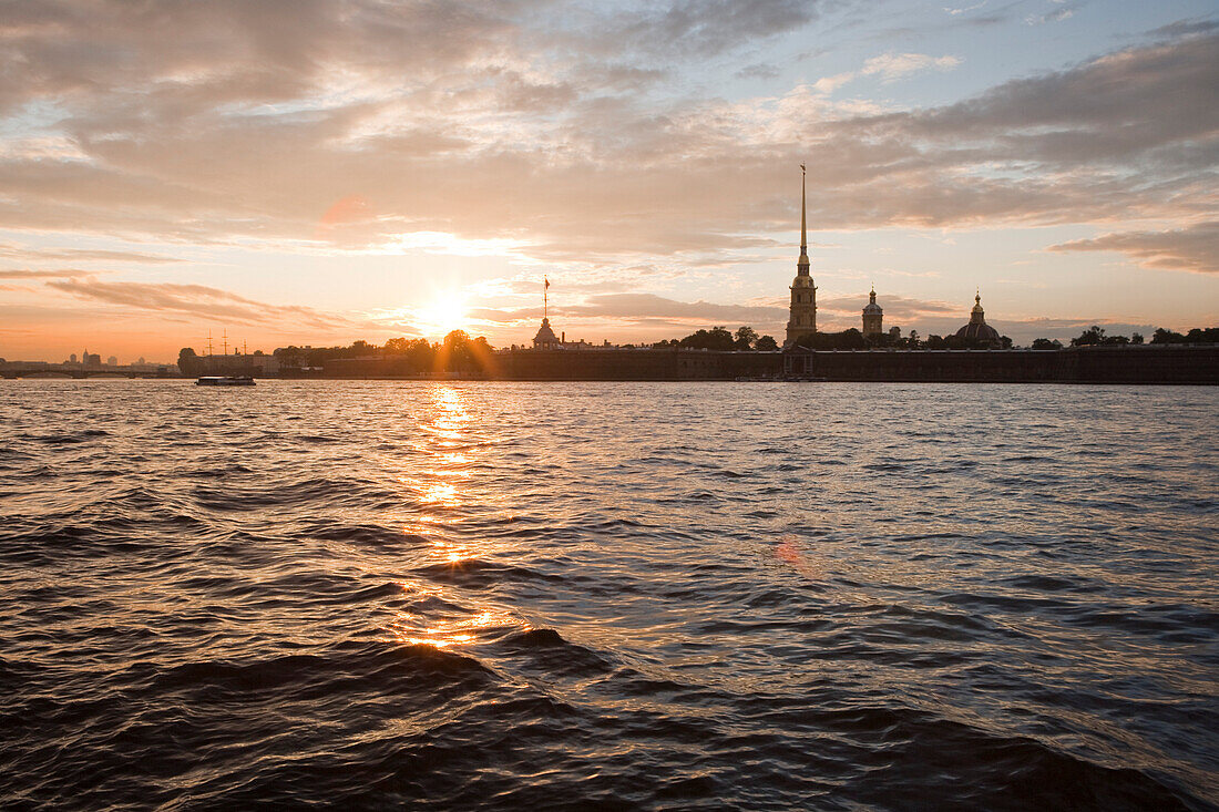 Peter und Paul Kathedrale in Peter und Paul Festung bei Sonnenuntergang, Blick von einem Ausflugsboot auf dem Fluss Newa, Sankt Petersburg, Russland, Europa