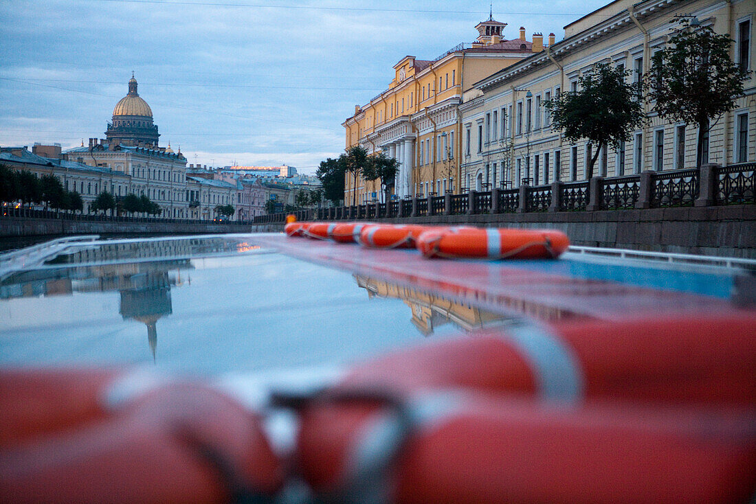 Ausflugsboot auf Kanal, Sankt Petersburg, Russland, Europa