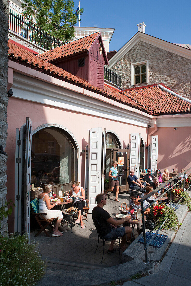 Menschen genießen ihr Mittagessen auf der Terrasse von einem Restaurant auf dem Domberg, Tallinn, Estland, Europa