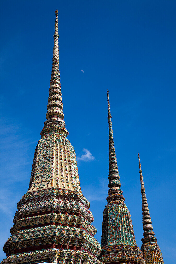 Türme auf dem Gelände des Wat Pho, Tempel des liegenden Buddha, Bangkok, Thailand, Asien