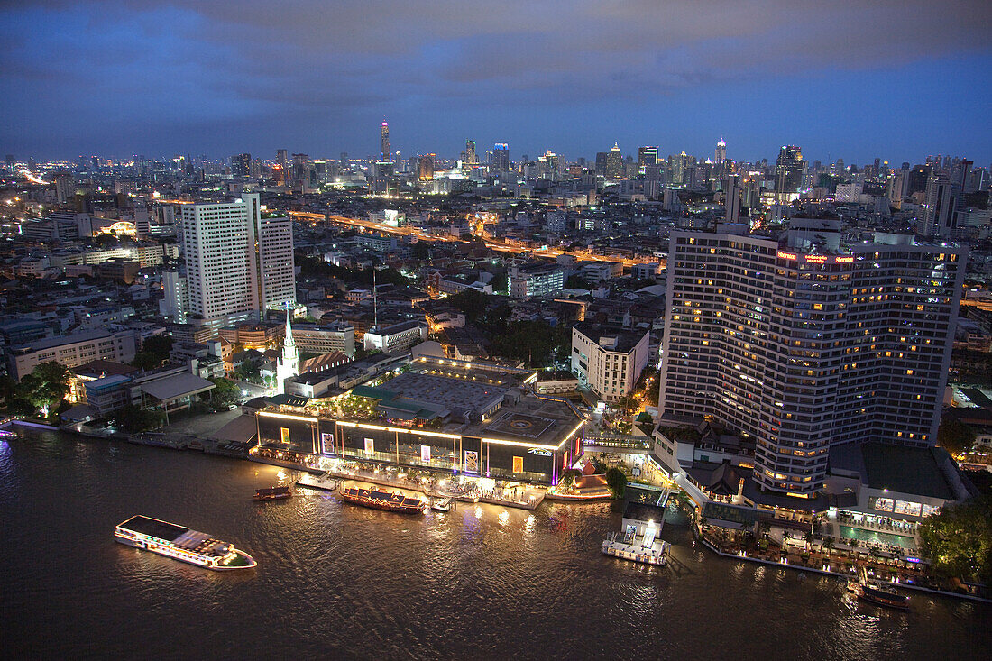 Fluss Chao Phraya und Skyline bei Nacht, Blick aus Three Sixty Bar des Millennium Hilton Hotel, Bangkok, Thailand, Asien