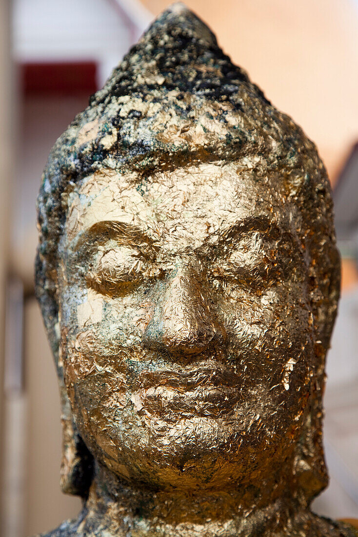 Mit Blattgold versierter Kopf einer Skulptur am Phra Pathom Chedi, höchstes buddhistische Monument der Welt, Nakhon Pathom, Thailand, Asien