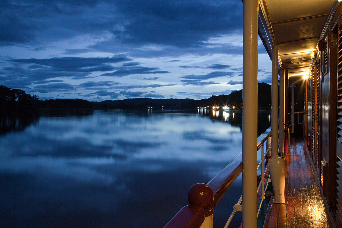 Abenddämmerung am Flusskreuzfahrtschiff RV River Kwai während einer Kreuzfahrt auf dem Fluss River Kwai Noi, nahe Kanchanaburi, Thailand, Asien