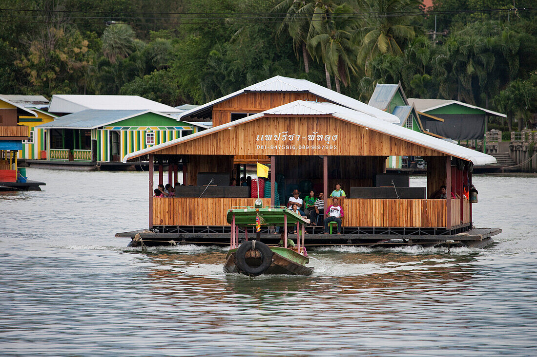 Boot zieht Party und Restaurant Floß auf dem Fluss River Kwai Noi, nahe Kanchanaburi, Thailand, Asien