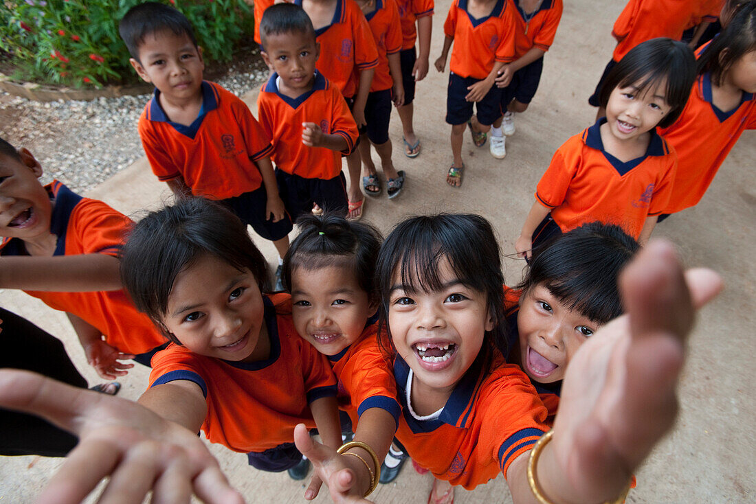 Junge Schulkinder in Uniform, nahe Kanchanaburi, Thailand, Asien