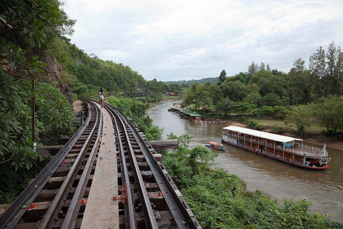 Hölzerner Viadukt Saphan Tham Krasae der Trans-River Kwai Death Railway Eisenbahn entlang dem Fluss River Kwai Noi mit Flusskreuzfahrtschiff RV River Kwai, nahe Kanchanaburi, Thailand, Asien