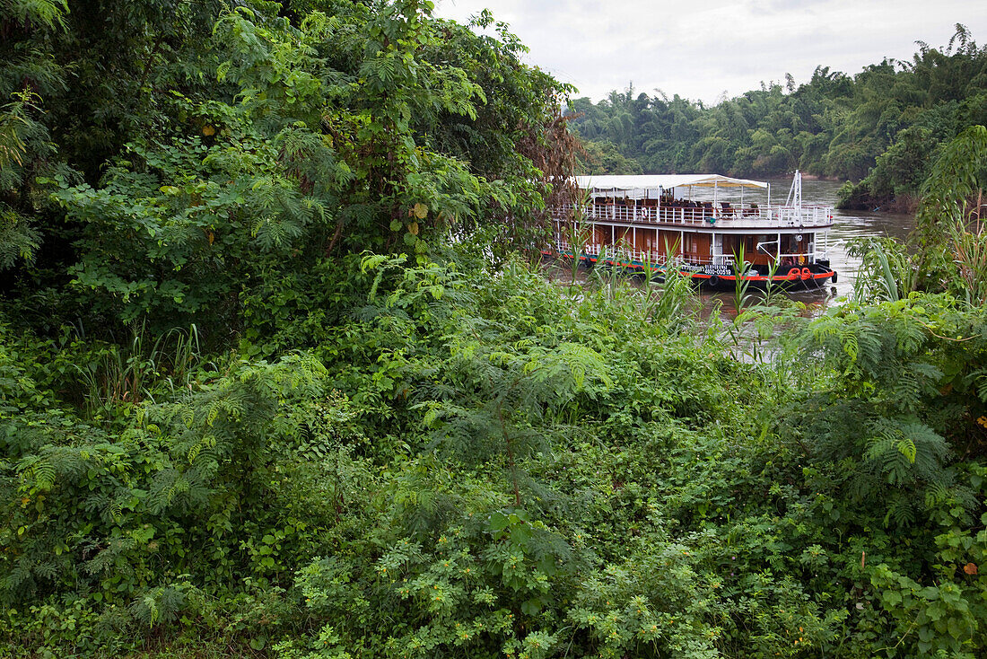 Flusskreuzfahrtschiff RV River Kwai während einer Kreuzfahrt auf dem Fluss River Kwai Noi, nahe Kanchanaburi, Thailand, Asien