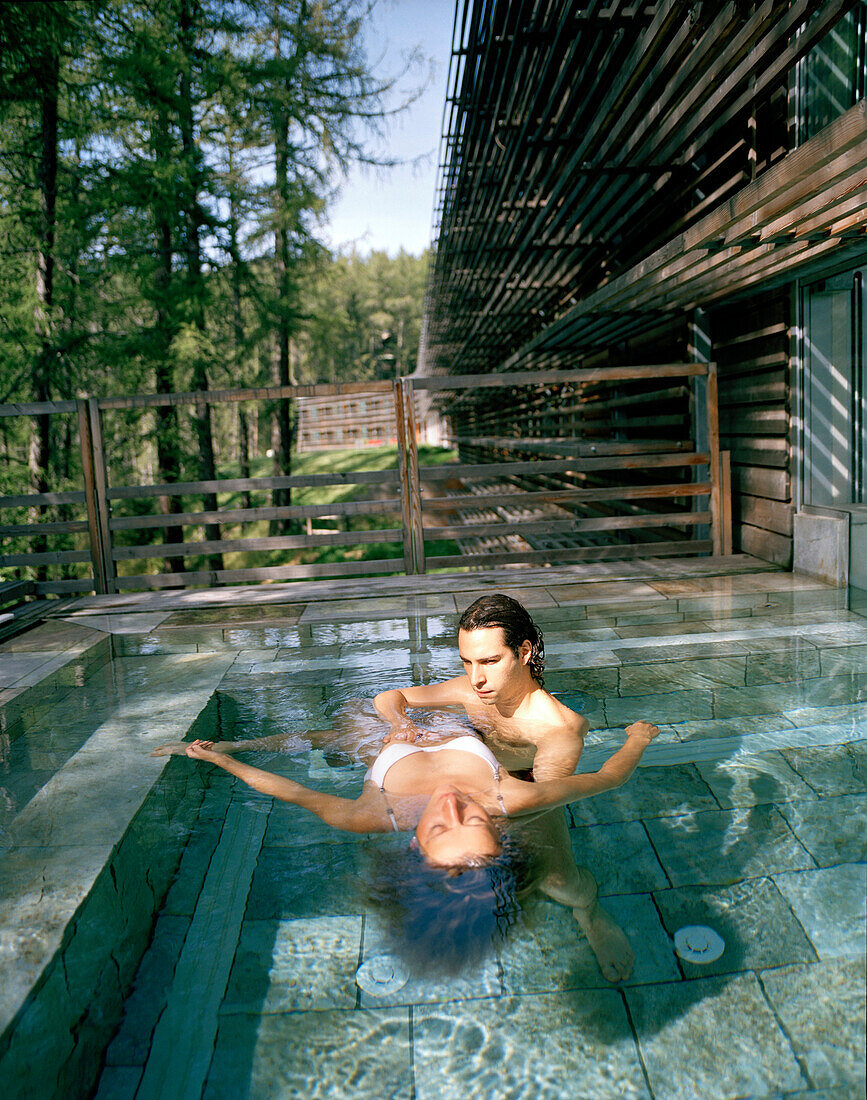 Watsu Therapie im Außenpool, Vigilius Mountain Resort, Vigiljoch, Lana, Trentino-Südtirol, Italien