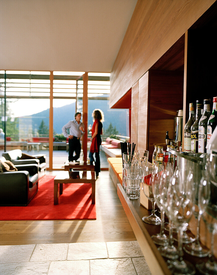 Paar in Piazza Lounge, Vigilius Mountain Resort, Vigiljoch, Lana, Trentino-Südtirol, Italien