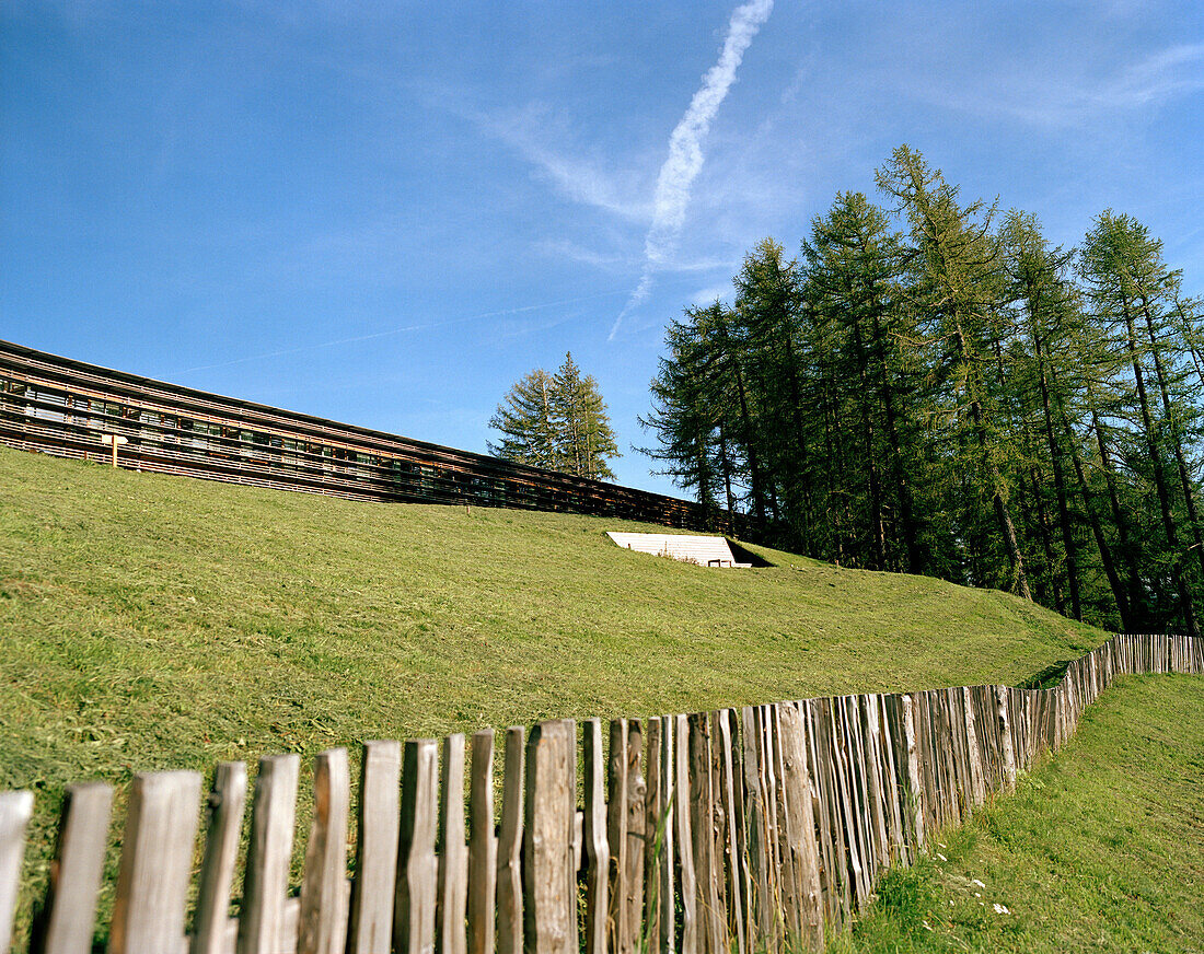 Aussenansicht, Vigilius Mountain Resort, Architekt Matteo Thun, Vigiljoch, Lana, Südtirol, Italien