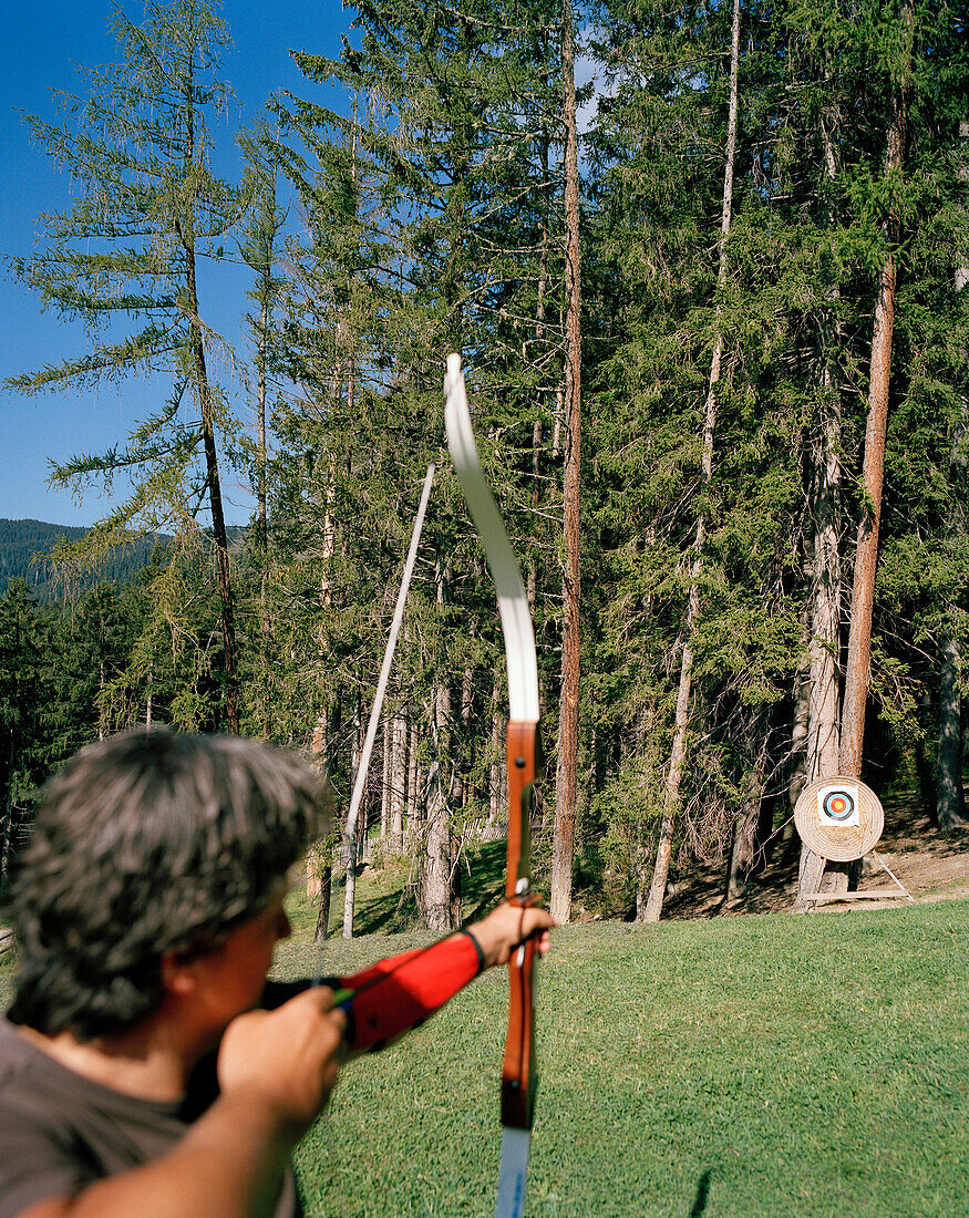 Bogenschütze, Vigilius Mountain Resort, Vigiljoch, Lana, Trentino-Südtirol, Italien