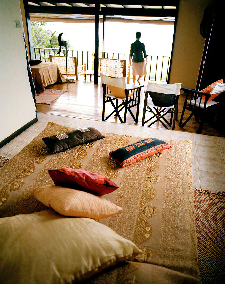 Frau im Superior Room Chalet, Mango Lodge, über Anse Volbert, Baie Ste. Anne, Praslin, Republik Seychellen, Indischer Ozean