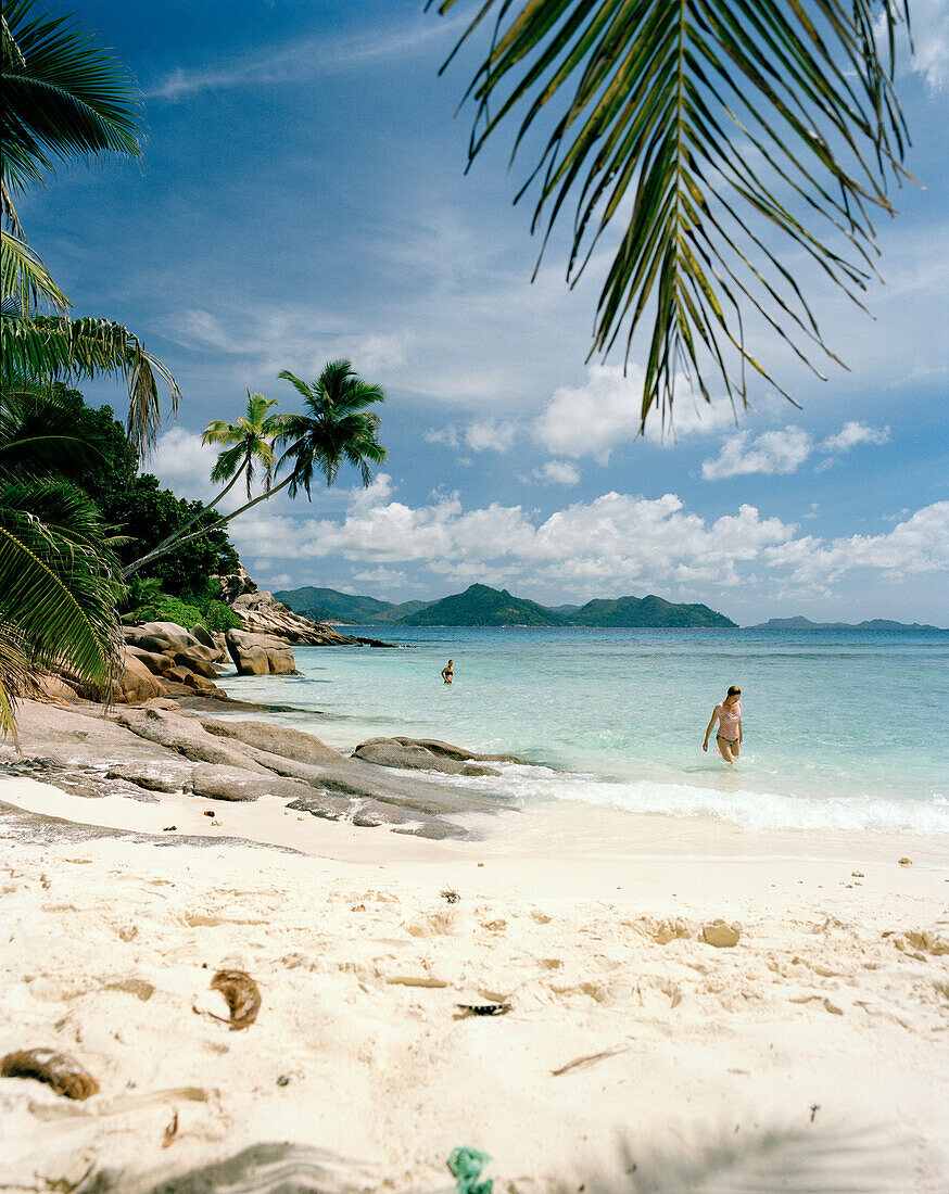 Menschen am Strand Anse Severe, nördwestliches La Digue, La Digue and Inner Islands, Republik Seychellen, Indischer Ozean