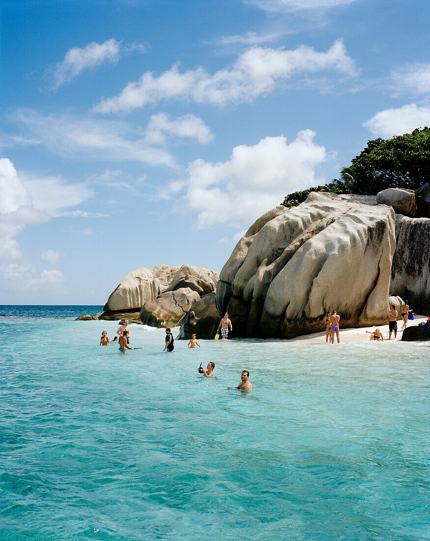 Menschen schnorcheln über Korallen vor der winzigen Insel Coco Island, La Digue and Inner Islands, Republik Seychellen, Indischer Ozean