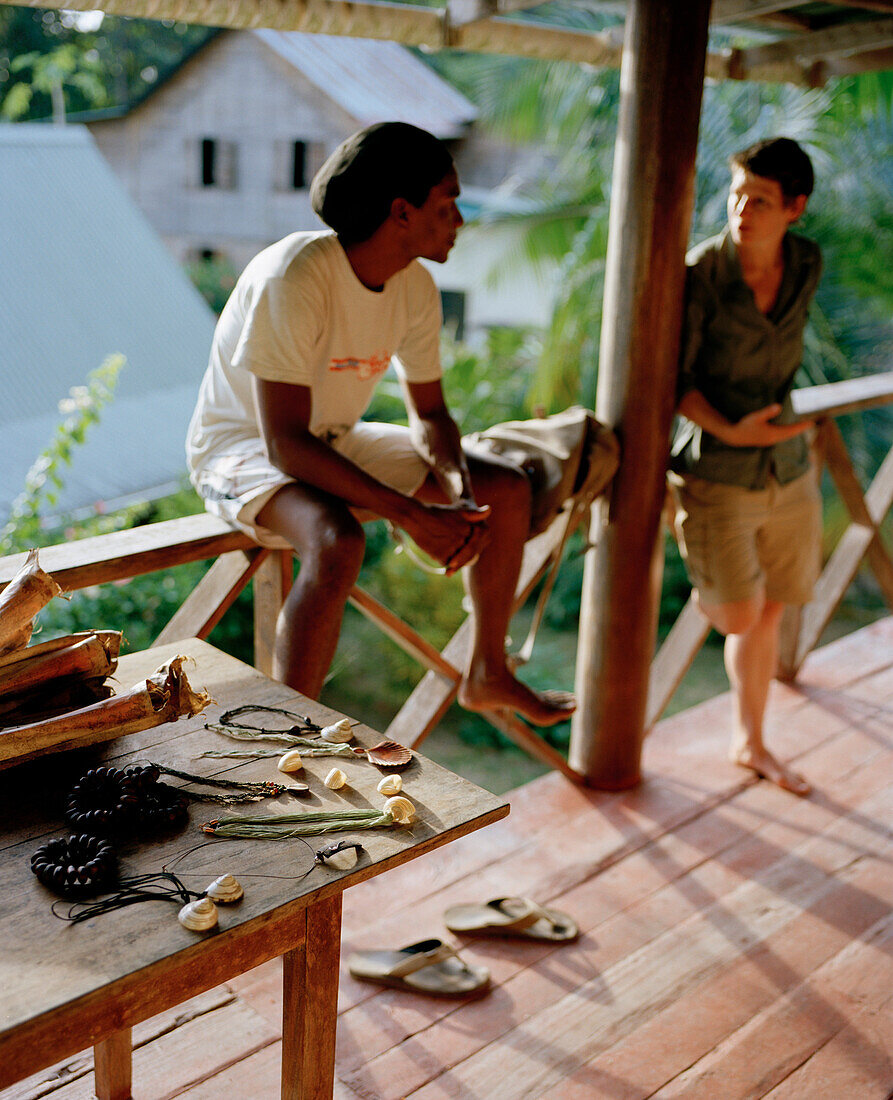 Naturführer und Schmuckhersteller Silvin Fanchette und Autorin auf der Terrasse seines inseltypischen alten Hauses in La Passe, La Digue and Inner Islands, Republik Seychellen, Indischer Ozean