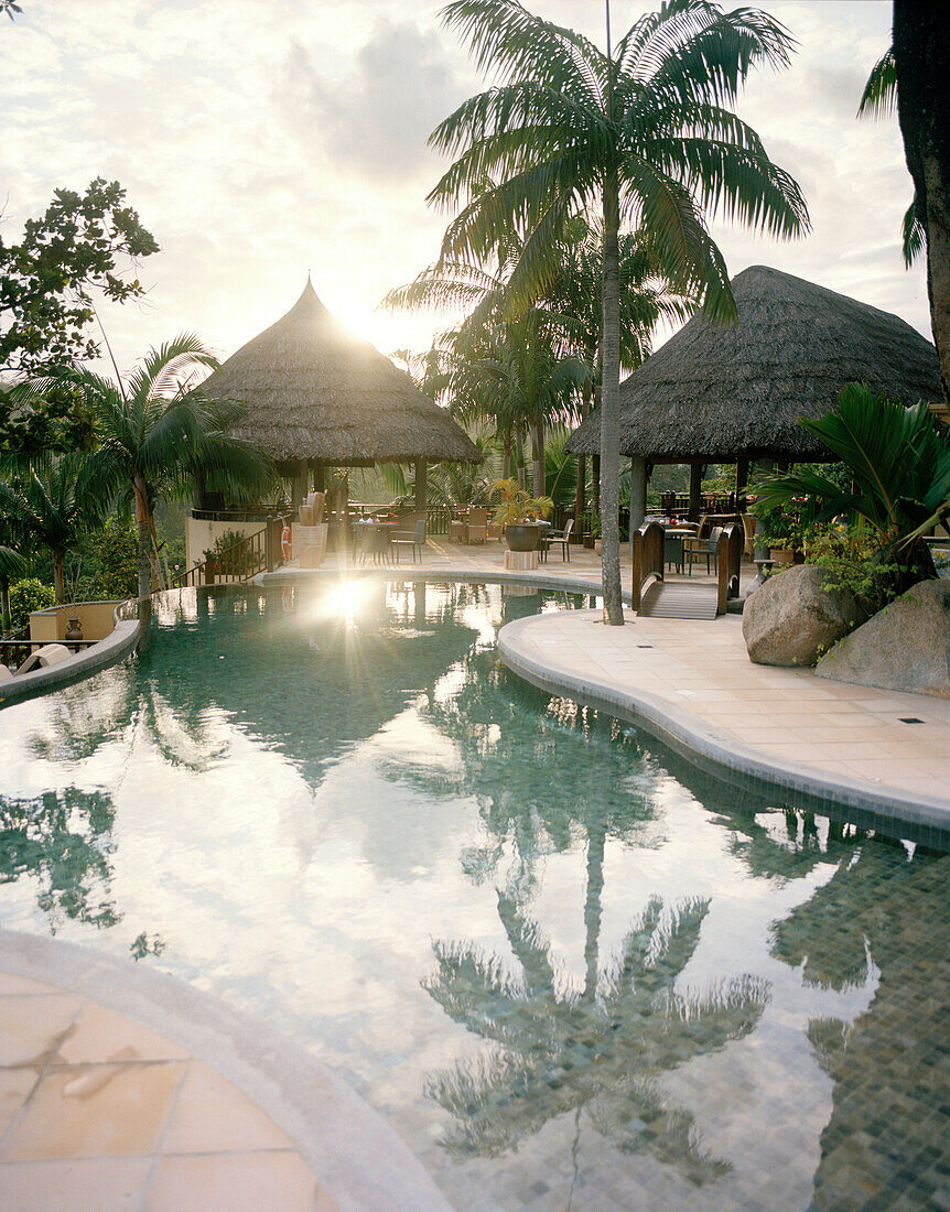 Menschenleerer Pool des Valmer Resorts oberhalb der Bucht Baie Lazare, südwestliches Mahe, Republik Seychellen, Indischer Ozean