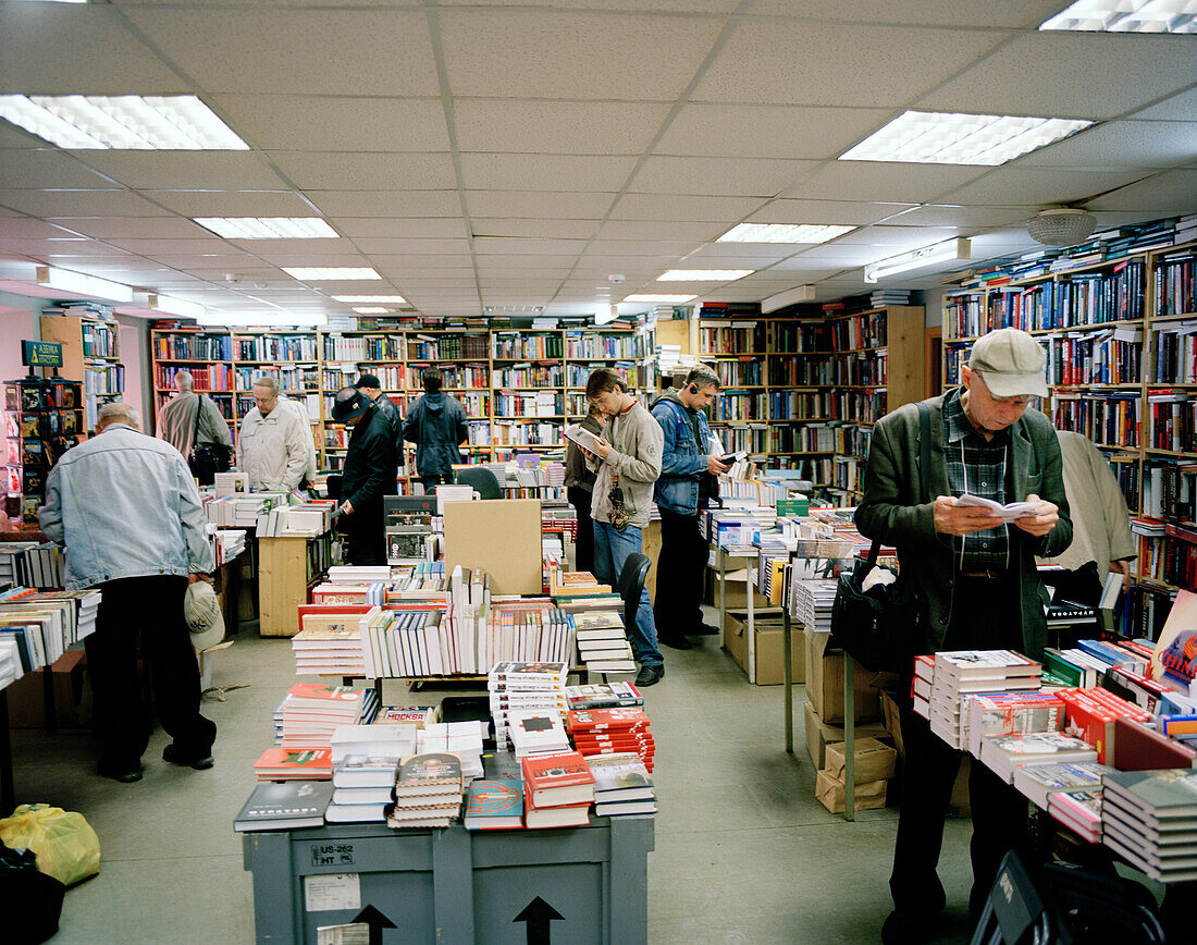 Menschen in intellektuellem Buchladen Falanster, Moskau, Russische Föderation, Russland, Europa