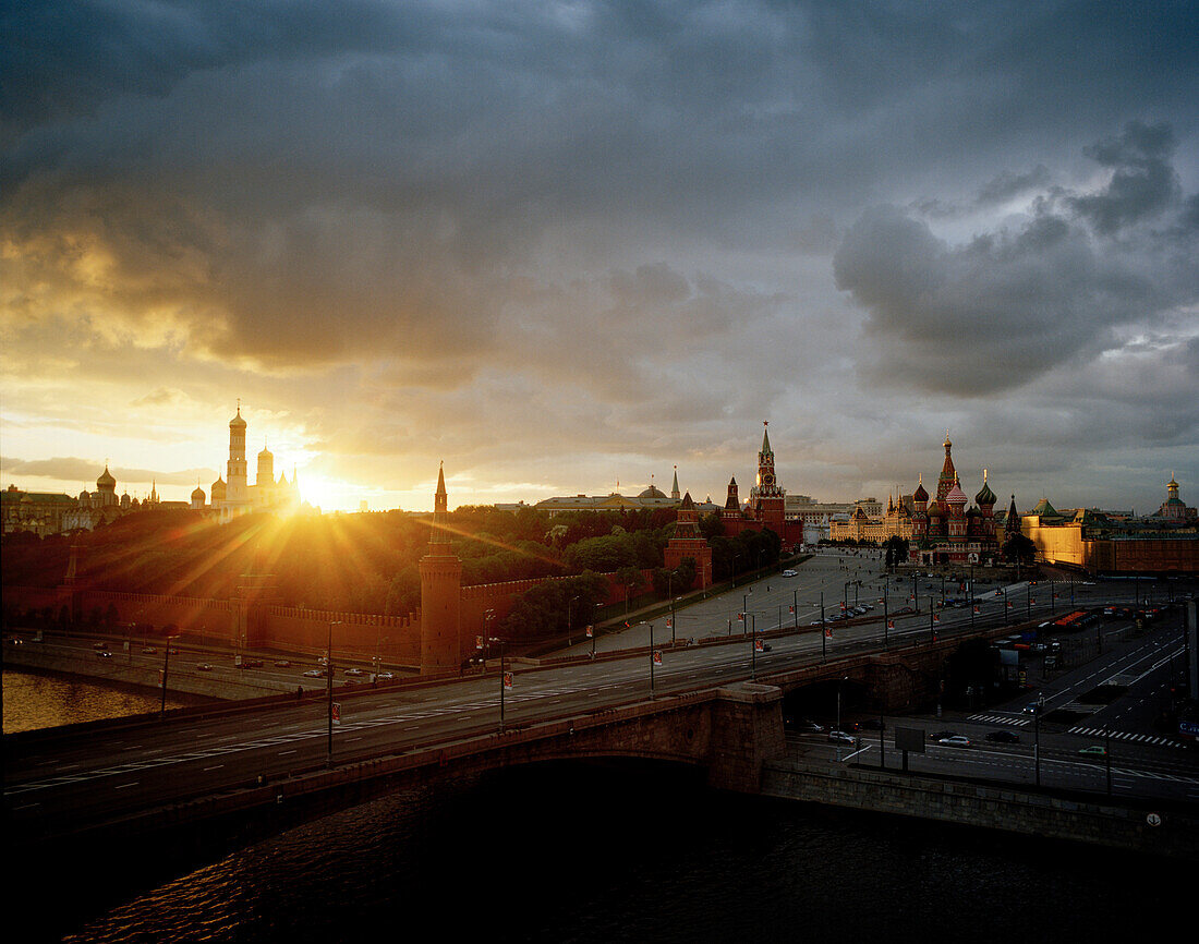 Blick über Moskwa auf Basilius Kathedrale bei Sonnenuntergang, Roten Platz und Kreml, Moskau, Russische Föderation, Russland, Europa