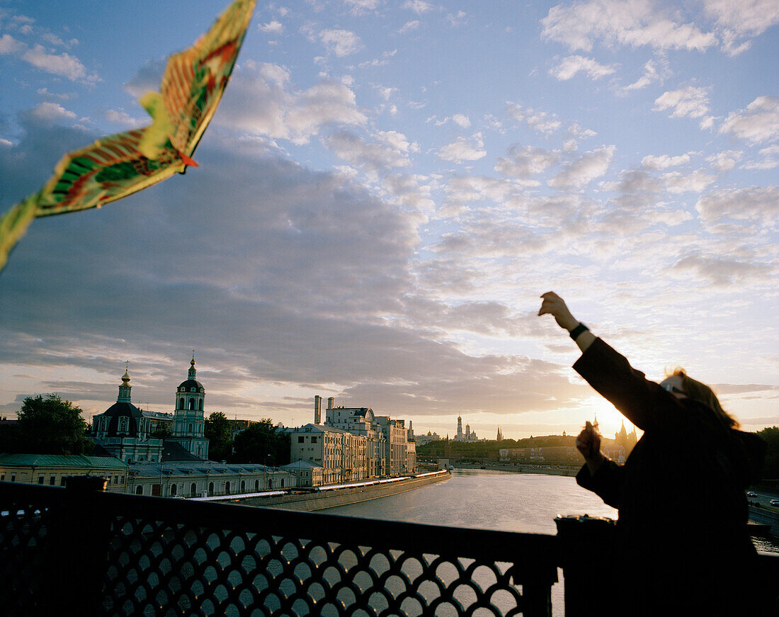 Drachen steigen lassen auf einer Brücke über der Moskwa bei Sonnenuntergang, Blick auf Kreml, Moskau, Russische Föderation, Russland, Europa