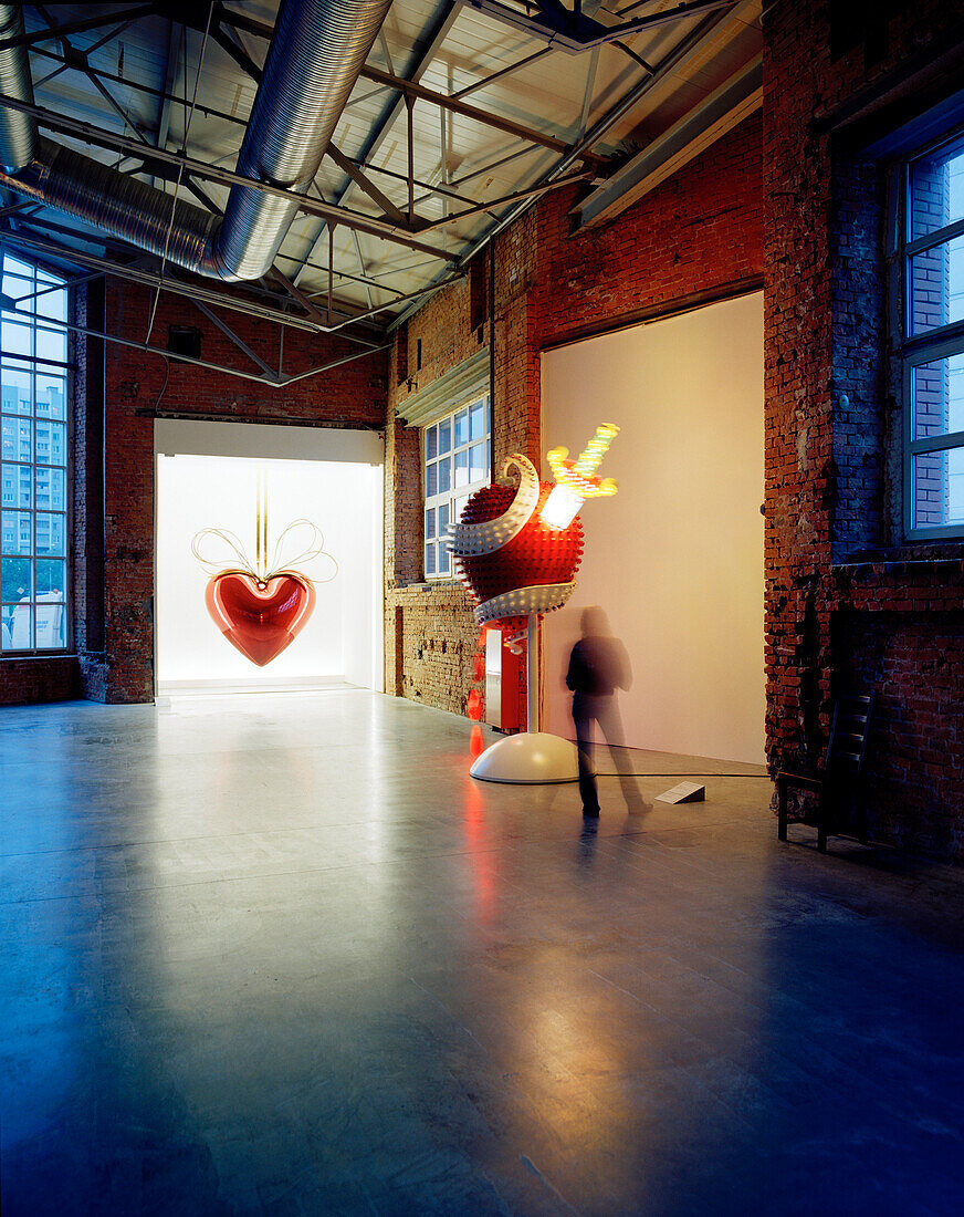 Kunstwerk Hanging Heart von Jeff Koons während einer Ausstellung im The Garage, Center for Contemporary Cultur, Moskau, Russische Föderation, Russland, Europa