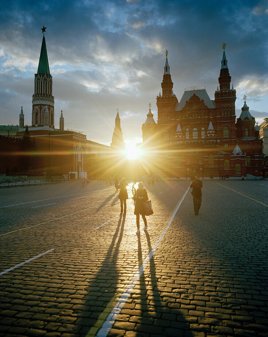 Passanten abends im Gegenlicht auf dem Roten Platz vor Basilius Kathedrale, Moskau, Russische Föderation, Russland, Europa