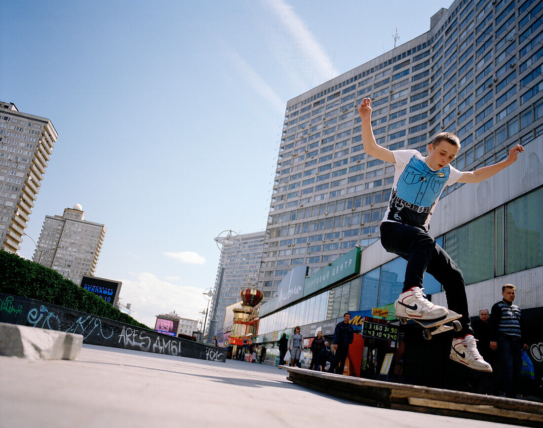 Skater in front of high rise buildings at New Arbat, Uliza Nowyj Arbat, Moscow, Russia, Europe