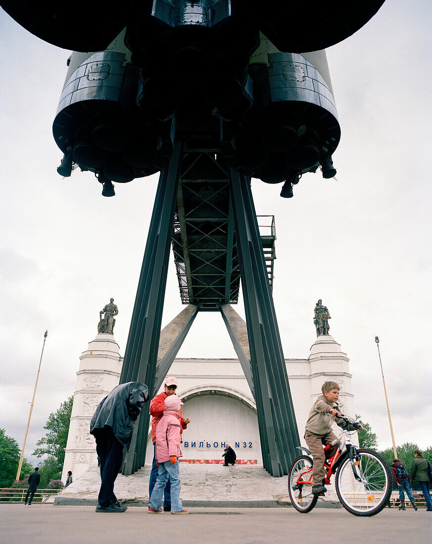 Besucher unter Antriebsrakete in Allrussichem Ausstellungszentrum WWZ, Moskau, Russische Föderation, Russland, Europa