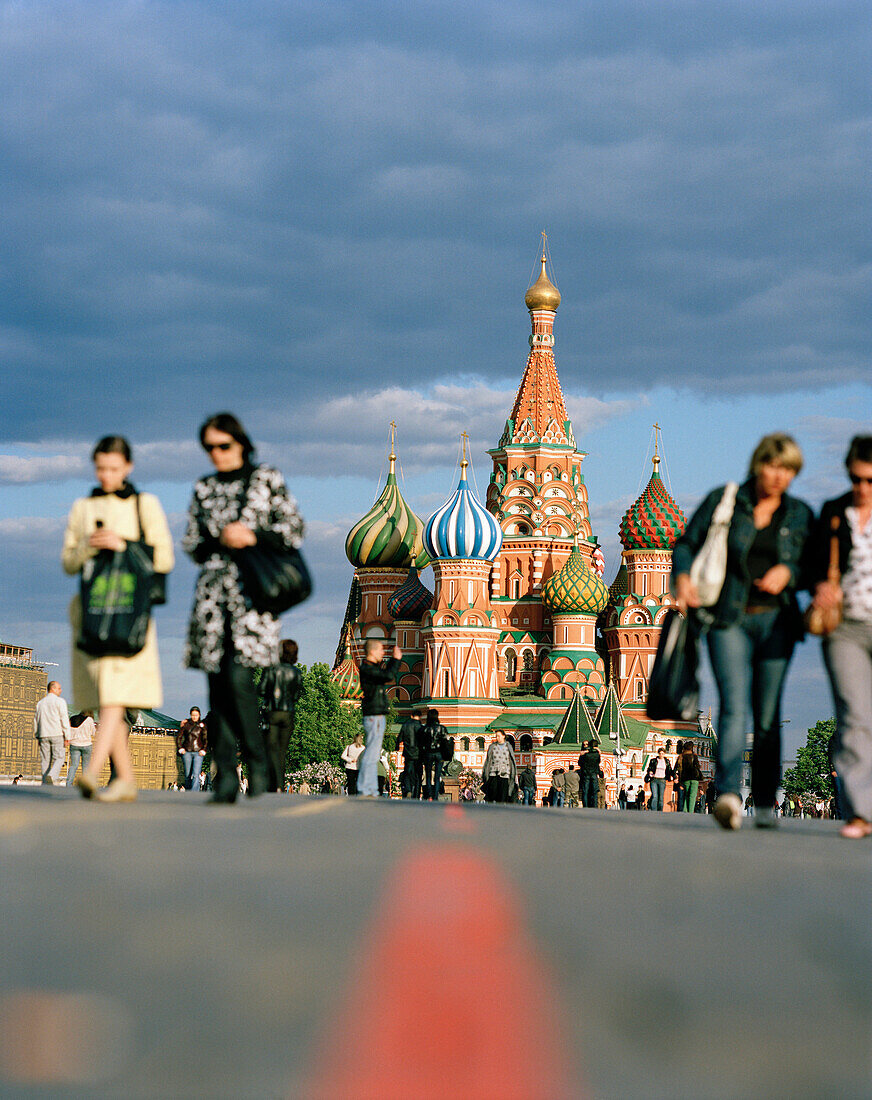 Pedestrians in front of the Saint Basil's Cathedral on Red Square, Moscow, Russia, Europe