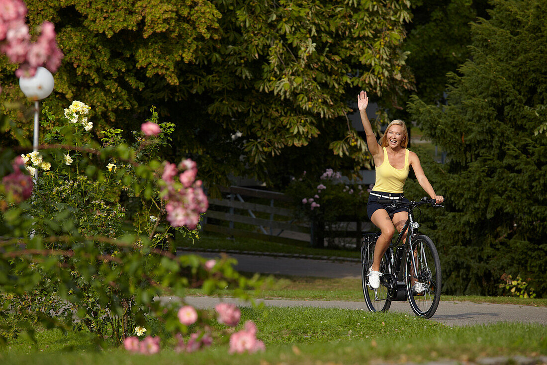 Frau fährt E-Bike, Radtour, Unterer Schlossgarten, Stuttgart, Baden-Württemberg, Deutschland