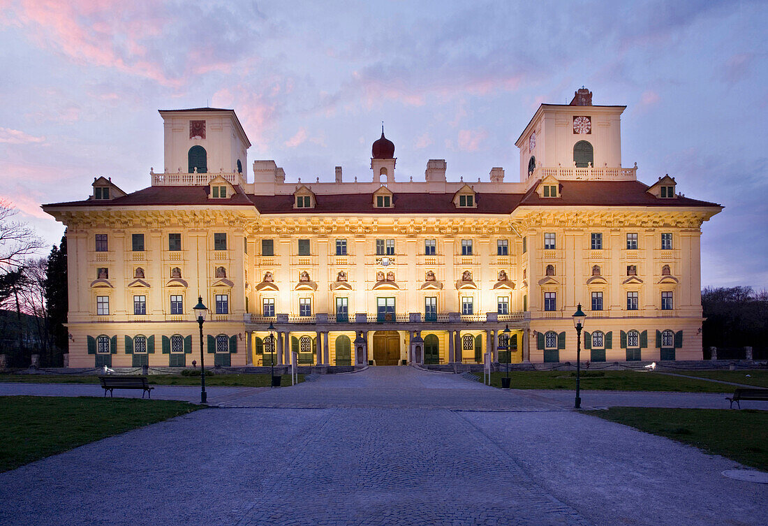 Das beleuchtete Schloss Esterhazy am Abend, Eisenstadt, Burgenland, Österreich, Europa