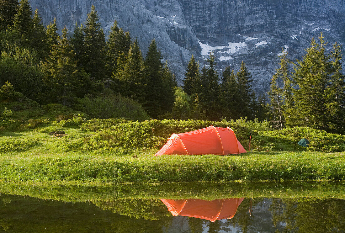 Zelt am Ufer eines Sees, Berner Oberland, Grosse Scheidegg, Wallis, Schweiz, Europa