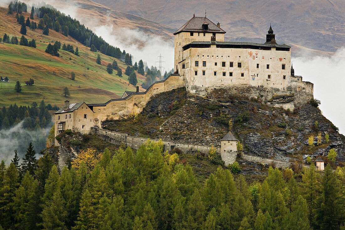 Blick auf Burg Tarasp im Herbst, Engadin, Graubünden, Schweiz, Europa