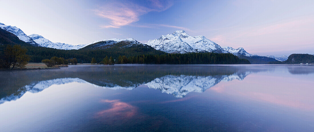 Schneebedecke Berge spiegeln sich im Silser See, Piz da la Margna, Oberengadin, Engadin, Graubünden, Schweiz, Europa