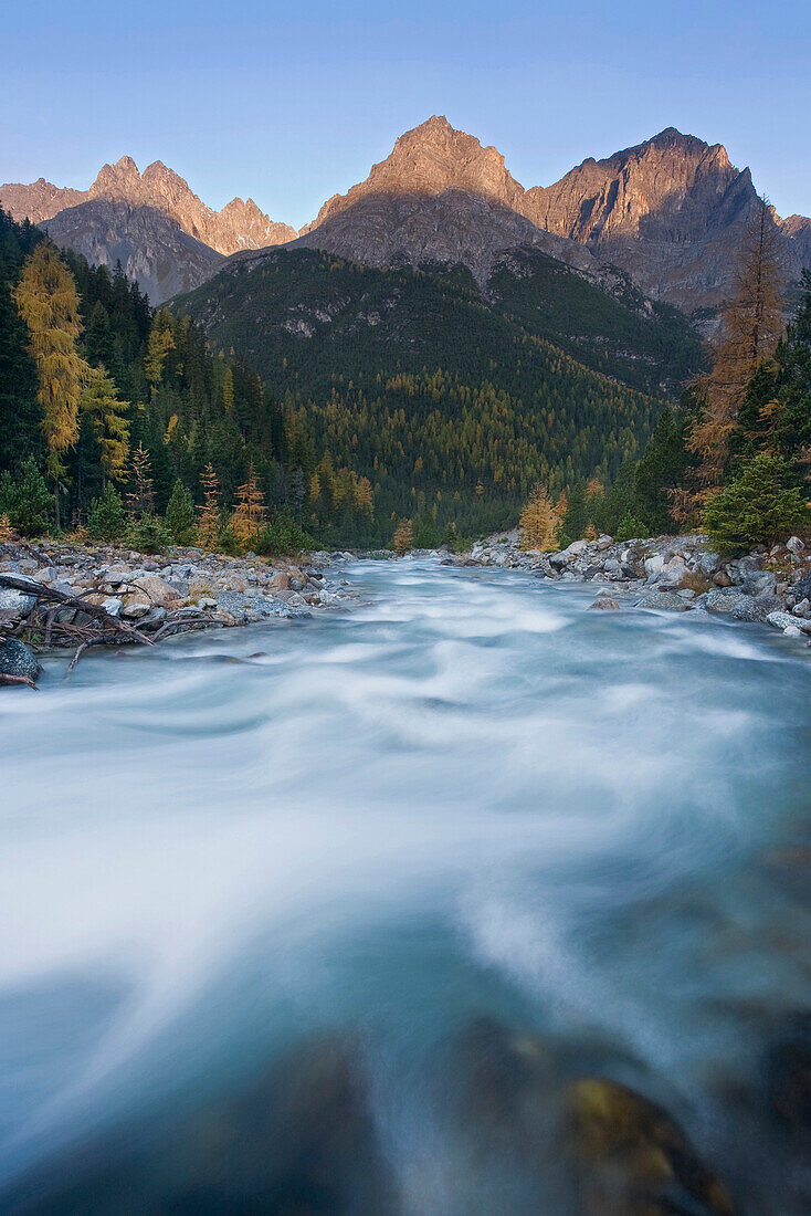 Der Fluss Clemgia vor den Alpen, Piz Pisoc, Schweizer Nationalpark, Unterengadin, Engadin, Graubünden, Schweiz, Europa