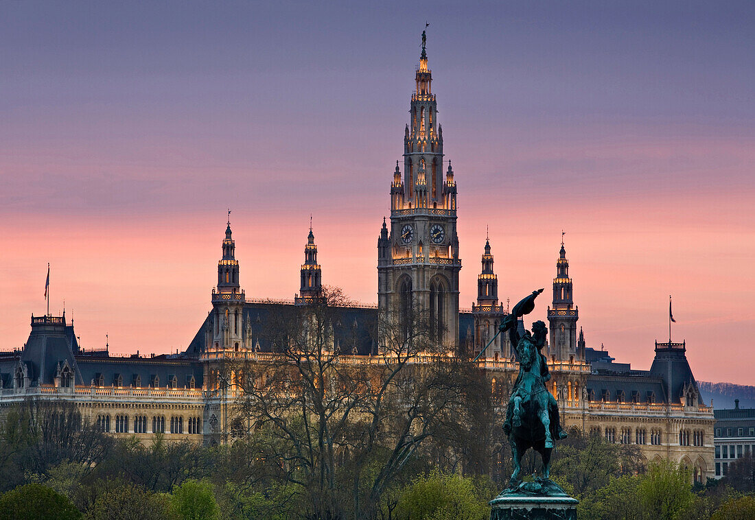 Statue des Erzherzogs Karl und Rathaus im Abendrot, Wien, Österreich, Europa