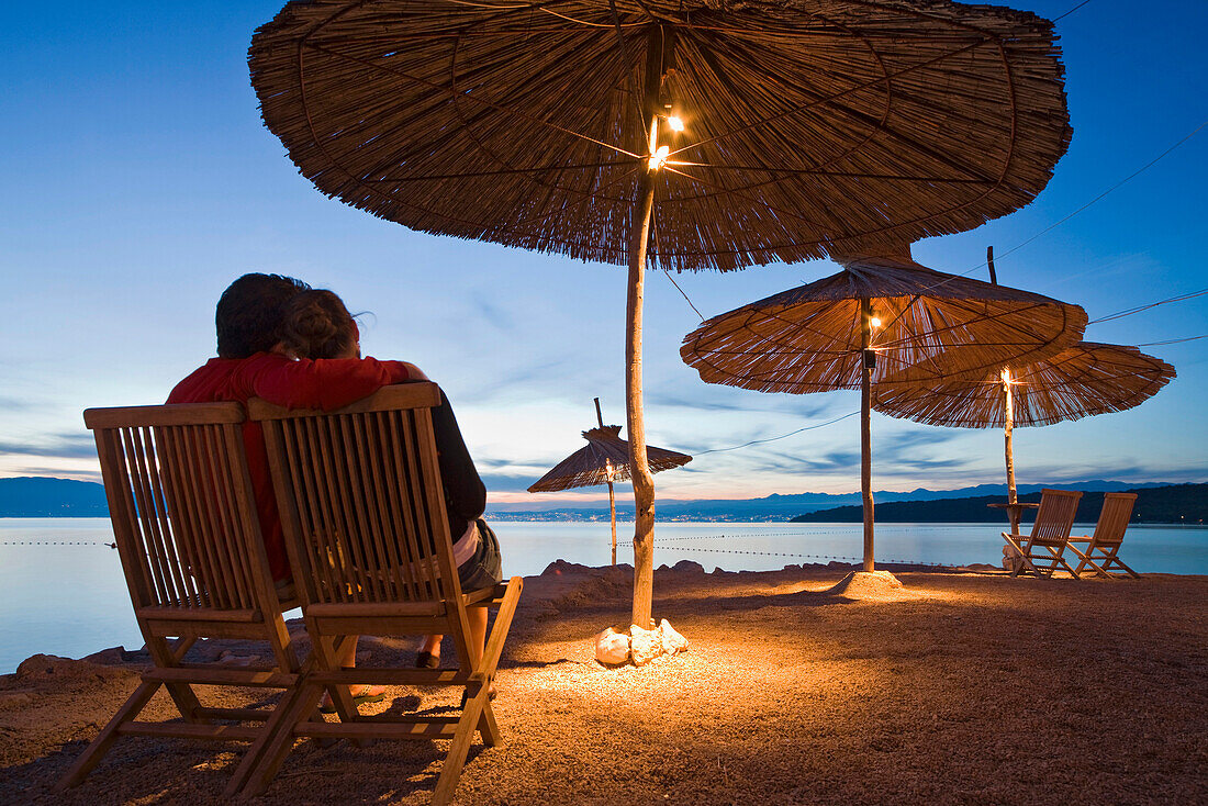Paar in einer Strandbar am Abend, Njivice, Kvarner Bucht, Insel Krk, Kroatien, Europa