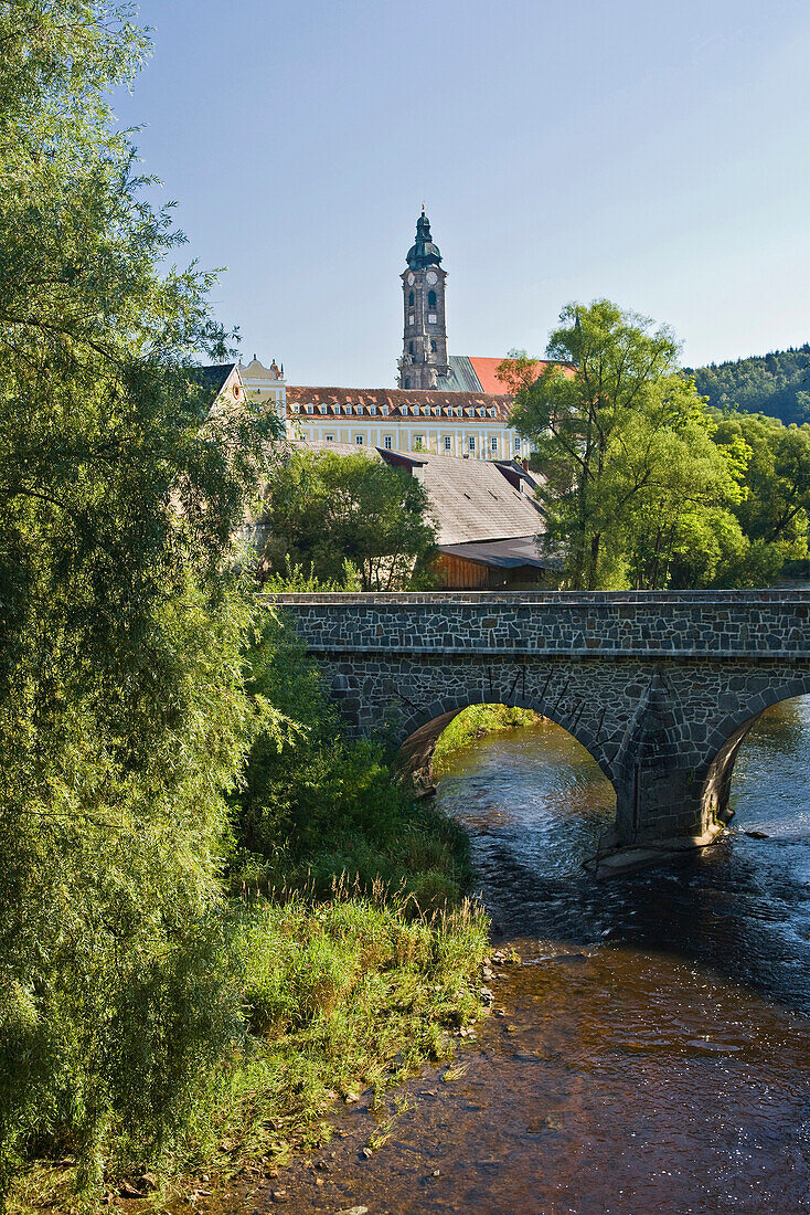 Blick über einen Fluss mit Brücke auf das Stift Zwettl, Waldviertel, Niederösterreich, Österreich, Europa