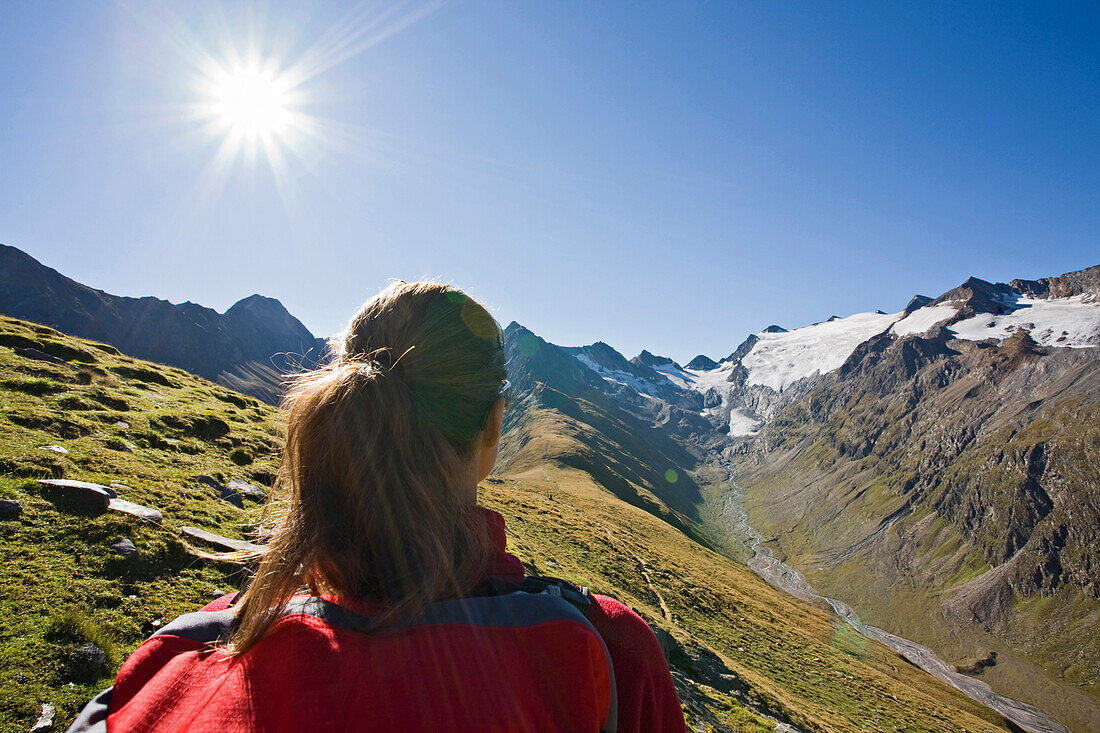 Junge Frau beim Wandern in den Bergen, Obergurgl, Ötztaler Alpen, Tirol, Österreich, Europa