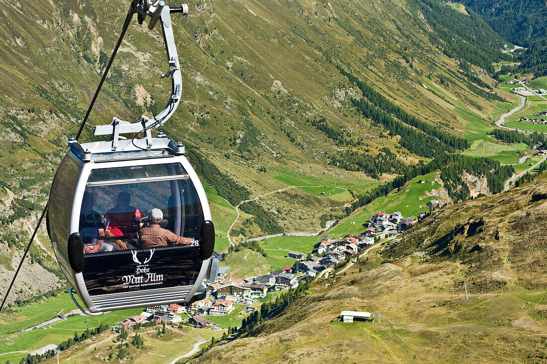 Menschen in einer Gondel über einem Tal, Obergurgl, Ötztaler Alpen, Tirol, Österreich, Europa