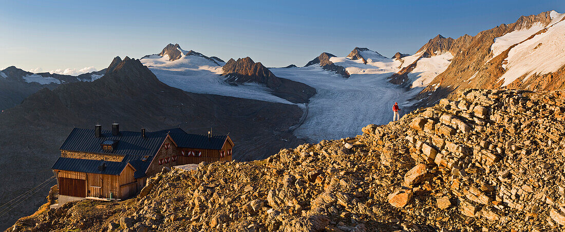 Berghütte im Sonnenlicht, Ramolhaus, Obergurgl, Ötztaler Alpen, Tirol, Österreich, Europa