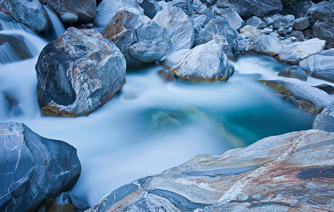 Felsen in einem Fluss im Verzasca Tal, Tessin, Schweiz, Europa