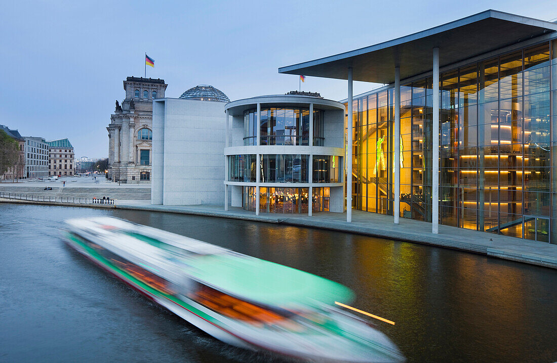 Boat in front of Paul Loebe House in the evening, Berlin, Germany, Europe