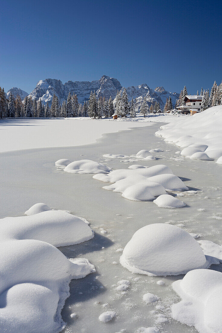 Der zugefrorene See Lago Antorno vor der Berggruppe Sorapiss, Sextener Dolomiten, Venetien, Italien, Europa