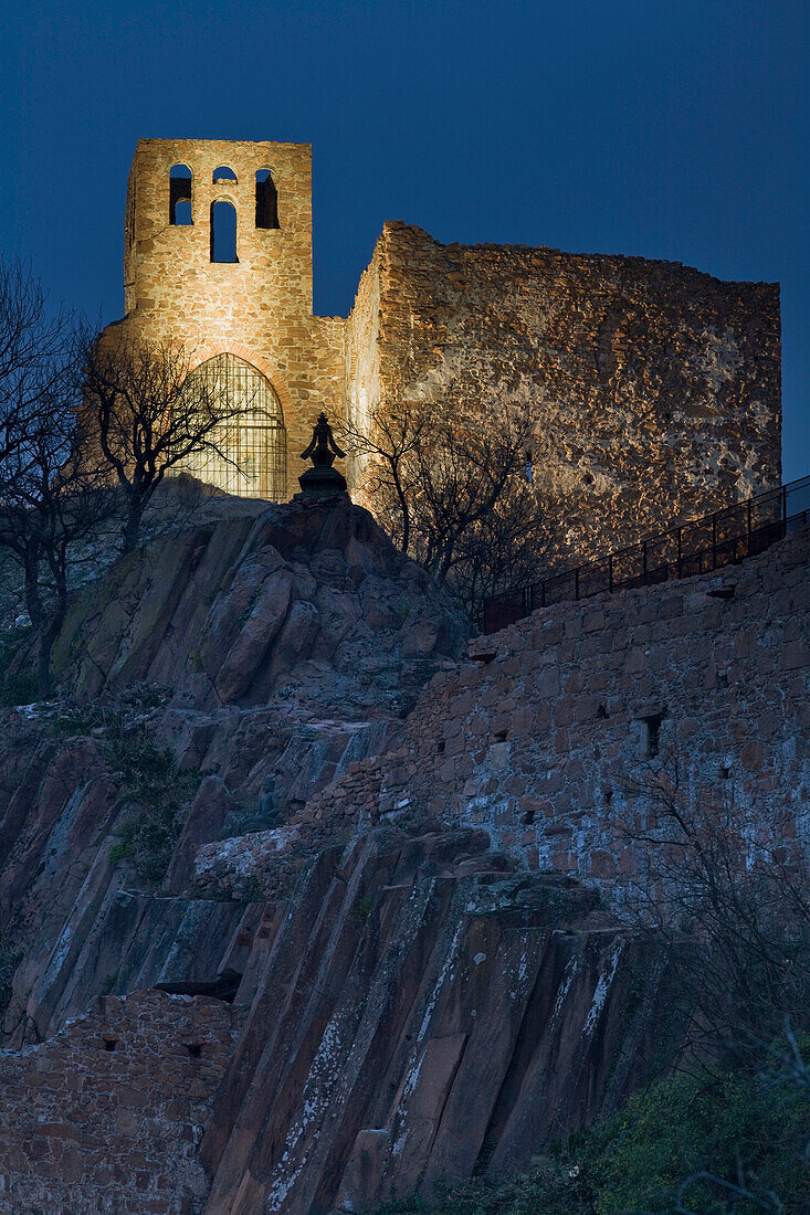 Die beleuchtete Burgruine Sigmundskron am Abend, Bozen, Südtirol, Italien, Europa